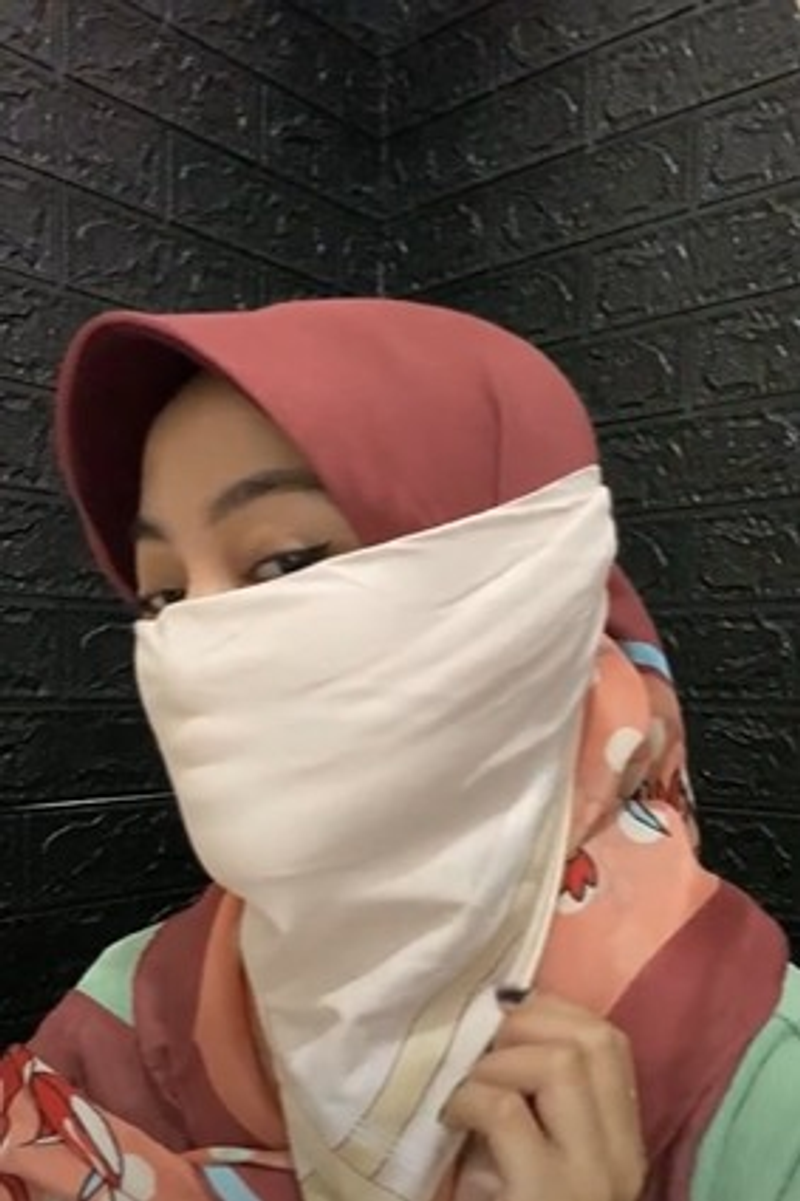 the girl uses the hijab then cleave gag and uses a handkerchief mask